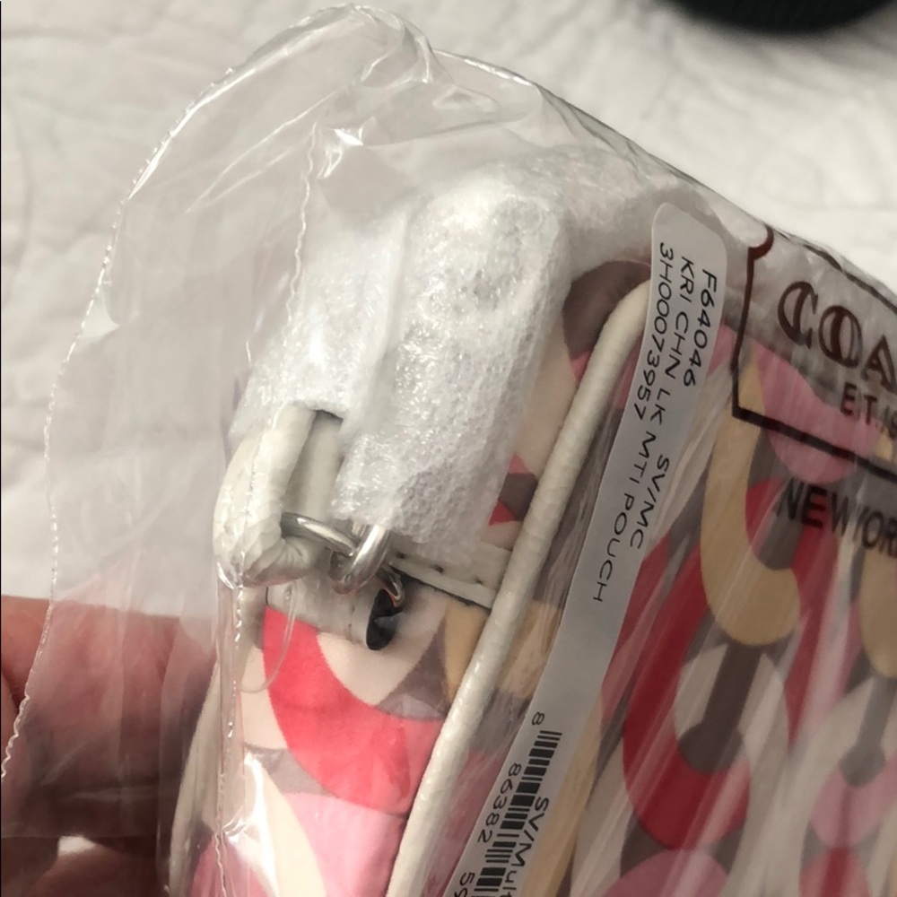 NWT Coach Multi Use Pouch - Picture 3 of 4